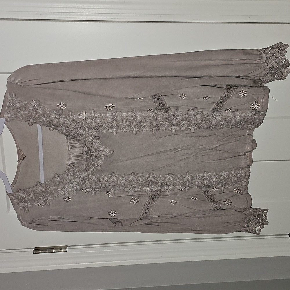 POL Womens Sz Small Gorgeous Floral Detail Long Sleeve Top. Dont Miss Out